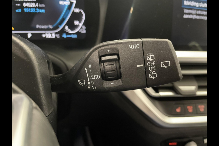 BMW 3 Serie Touring 330e Touring SportLine PHEV 292 PK AUT Navi Carplay Camera Achter PDC V+A Winterpack Sport Stoelen Active Protection Ambiance Licht BMW 3 Serie Touring 330e Touring SportLine PHEV 292 PK AUT Navi Carplay Camera Achter PDC V+A Winterpack Sport Stoelen Active Protection Ambiance Licht