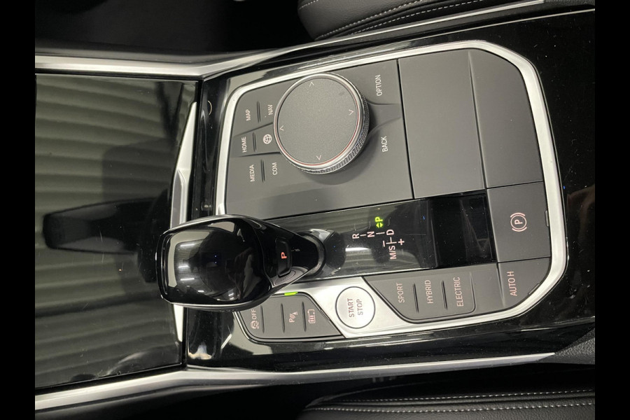 BMW 3 Serie Touring 330e Touring SportLine PHEV 292 PK AUT Navi Carplay Camera Achter PDC V+A Winterpack Sport Stoelen Active Protection Ambiance Licht BMW 3 Serie Touring 330e Touring SportLine PHEV 292 PK AUT Navi Carplay Camera Achter PDC V+A Winterpack Sport Stoelen Active Protection Ambiance Licht