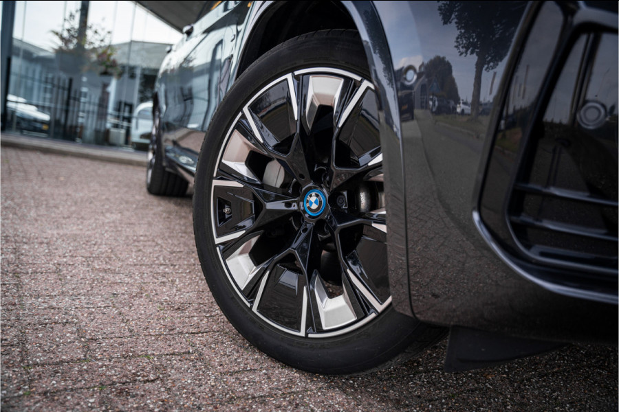 BMW iX3 High Executive 80 kWh ** Panodak ** Trekhaak ** 20inch ** BMW iX3 High Executive 80 kWh ** Panodak ** Trekhaak ** 20inch **
