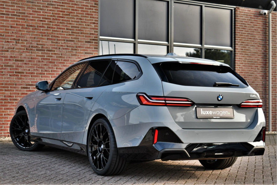 BMW 5 Serie Touring 520i M-Sport Pano Trekh 21inch Brooklyngrau ACC 360 H/K HUD Stoelventilatie