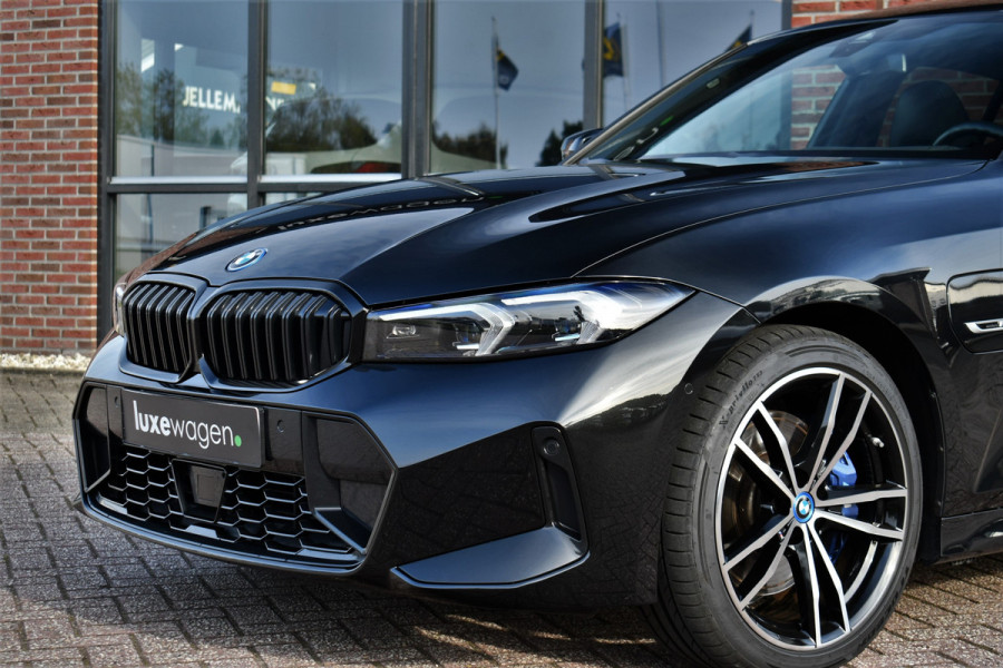 BMW 3-serie 330e xDrive M-Sport Pro Pano M-zetels ACC HUD 19inch El-klep BMW 3-serie 330e xDrive M-Sport Pro Pano M-zetels ACC HUD 19inch El-klep