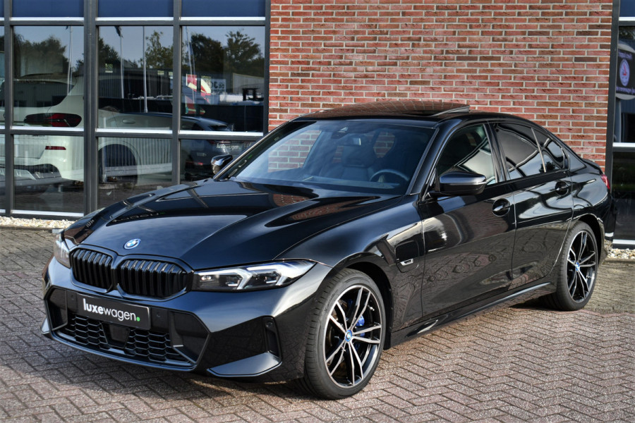 BMW 3-serie 330e xDrive M-Sport Pro Pano M-zetels ACC HUD 19inch El-klep BMW 3-serie 330e xDrive M-Sport Pro Pano M-zetels ACC HUD 19inch El-klep