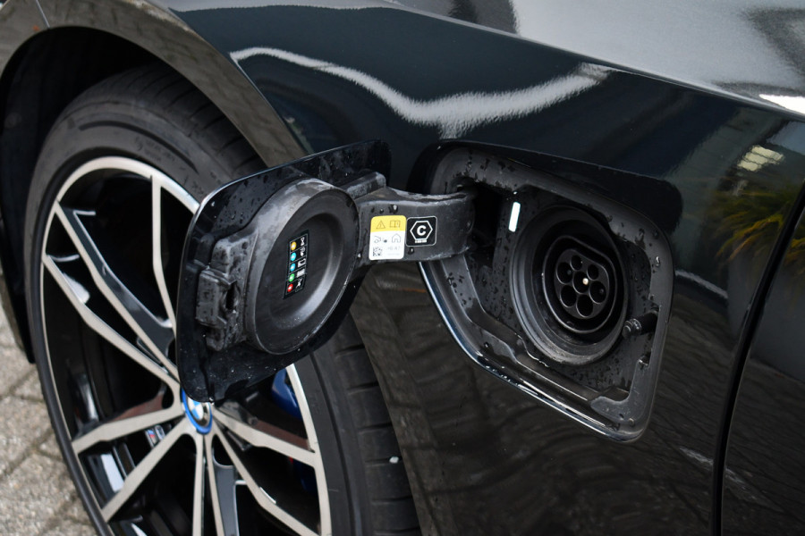 BMW 3-serie 330e xDrive M-Sport Pro Pano M-zetels ACC HUD 19inch El-klep BMW 3-serie 330e xDrive M-Sport Pro Pano M-zetels ACC HUD 19inch El-klep