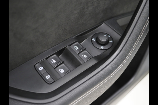 Škoda Superb Combi 1.4 TSI iV Sportline 218PK | Panoramadak | Trekhaak | Sportstoelen | Camera | Keyless | Carplay Škoda Superb Combi 1.4 TSI iV Sportline 218PK | Panoramadak | Trekhaak | Sportstoelen | Camera | Keyless | Carplay