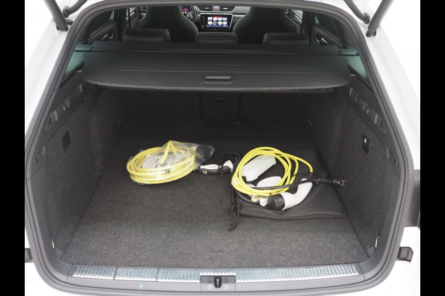 Škoda Superb Combi 1.4 TSI iV Sportline 218PK | Panoramadak | Trekhaak | Sportstoelen | Camera | Keyless | Carplay Škoda Superb Combi 1.4 TSI iV Sportline 218PK | Panoramadak | Trekhaak | Sportstoelen | Camera | Keyless | Carplay