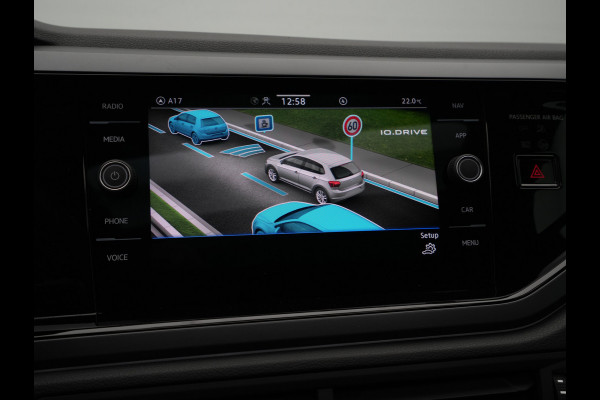 Volkswagen Polo 1.0 TSI 95 5MT R-Line Edition Telefoon draadloos oplaadbaar (Wireless Charging) Volkswagen Polo 1.0 TSI 95 5MT R-Line Edition Telefoon draadloos oplaadbaar (Wireless Charging)