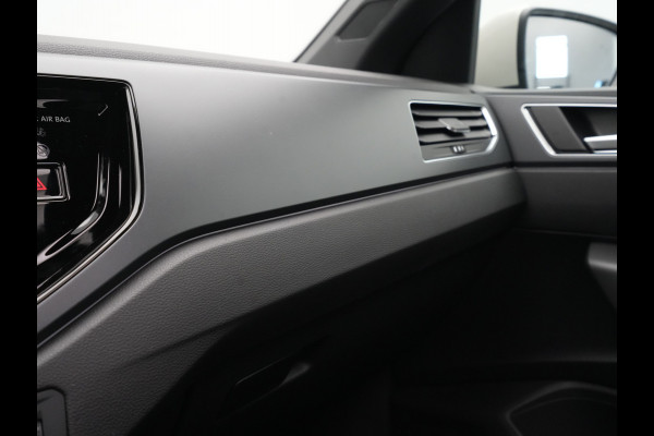 Volkswagen Polo 1.0 TSI 95 5MT R-Line Edition Telefoon draadloos oplaadbaar (Wireless Charging) Volkswagen Polo 1.0 TSI 95 5MT R-Line Edition Telefoon draadloos oplaadbaar (Wireless Charging)