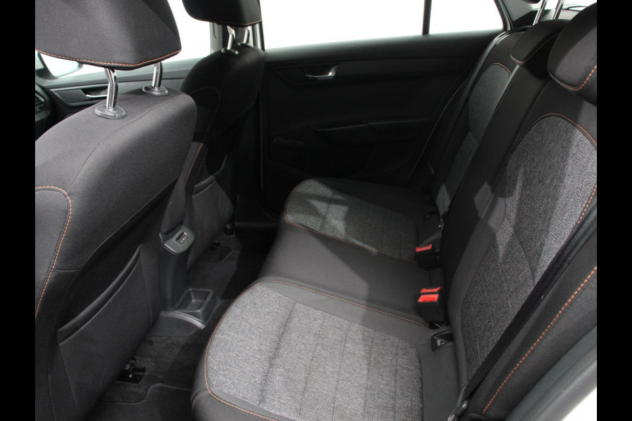 Škoda Fabia Combi 1.0 TSI Automaat Business Edition | Trekhaak | Navigatie | Apple Carplay/Android Auto | Parkeersensoren achter | Stoelverwarming | Cruise Control | Airco | | Lichtmetalen velgen