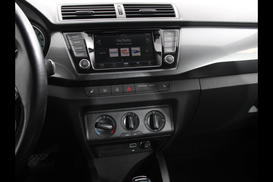 Škoda Fabia Combi 1.0 TSI Automaat Business Edition | Trekhaak | Navigatie | Apple Carplay/Android Auto | Parkeersensoren achter | Stoelverwarming | Cruise Control | Airco | | Lichtmetalen velgen
