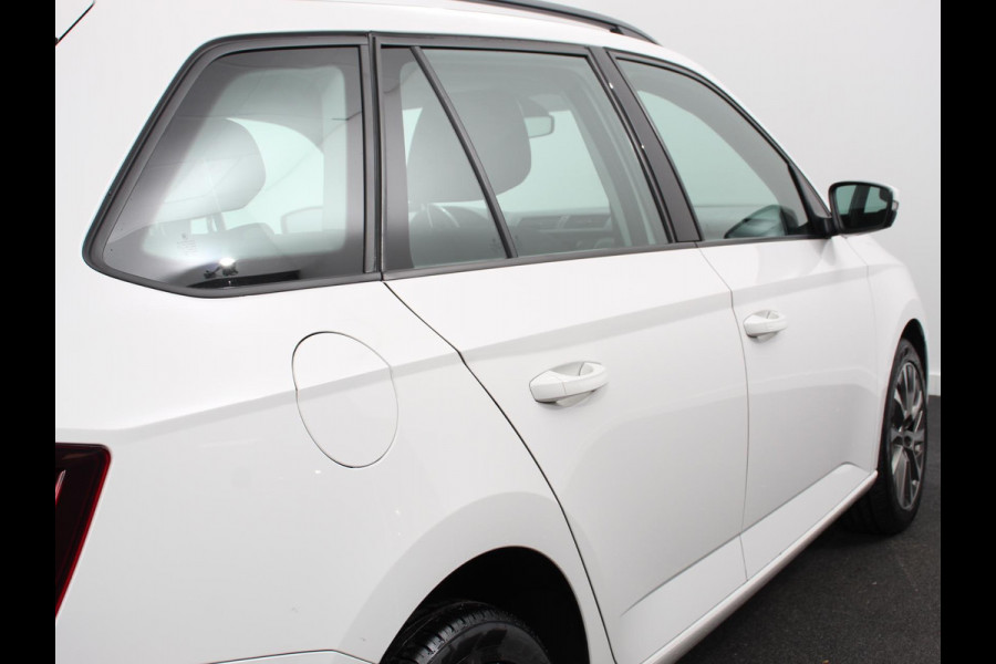 Škoda Fabia Combi 1.0 TSI Automaat Business Edition | Trekhaak | Navigatie | Apple Carplay/Android Auto | Parkeersensoren achter | Stoelverwarming | Cruise Control | Airco | | Lichtmetalen velgen