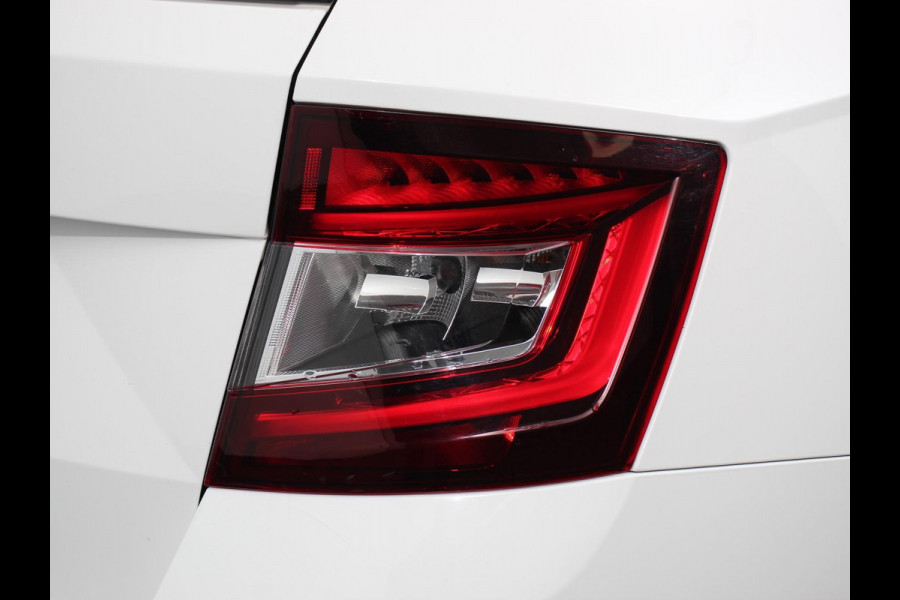 Škoda Fabia Combi 1.0 TSI Automaat Business Edition | Trekhaak | Navigatie | Apple Carplay/Android Auto | Parkeersensoren achter | Stoelverwarming | Cruise Control | Airco | | Lichtmetalen velgen