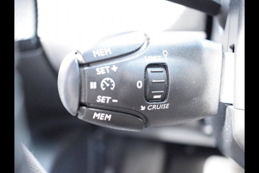 Peugeot e-2008 EV Active Pack 50 kWh | Navigatie | Parkeersensoren achter | Keyless start | Apple Carplay/Android Auto | All Season | Peugeot e-2008 EV Active Pack 50 kWh | Navigatie | Parkeersensoren achter | Keyless start | Apple Carplay/Android Auto | All Season |