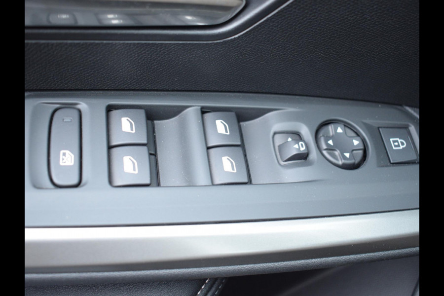 Peugeot 5008 1.2 Hybrid 136 Allure | NAVIGATIE | 360 CAMERA + SENSOREN | E.C.C. | CARPLAY | 7 PERS. | 16.004 KM Peugeot 5008 1.2 Hybrid 136 Allure | NAVIGATIE | 360 CAMERA + SENSOREN | E.C.C. | CARPLAY | 7 PERS. | 16.004 KM