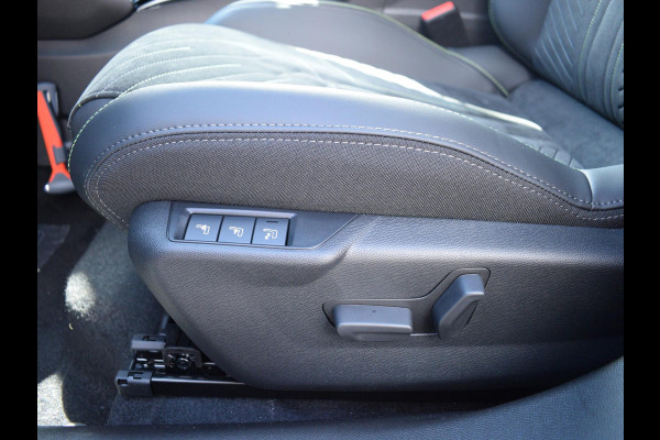 Peugeot 2008 1.2 Hybrid 136 GT | Stoelverwarming | Parkeersensoren + camera V + A | Navigatie | Massage stoelen Peugeot 2008 1.2 Hybrid 136 GT | Stoelverwarming | Parkeersensoren + camera V + A | Navigatie | Massage stoelen