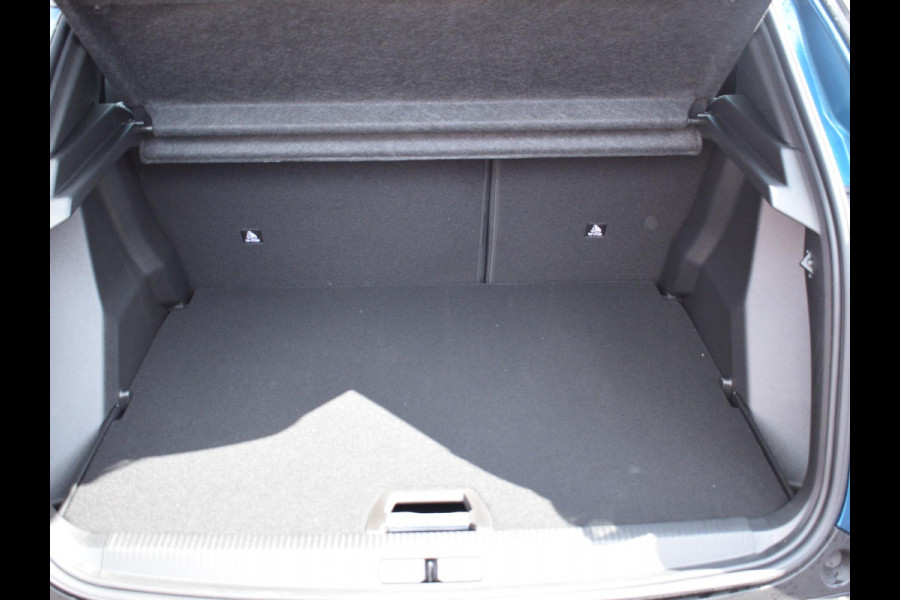 Peugeot 2008 1.2 Hybrid 136 GT | Stoelverwarming | Parkeersensoren + camera V + A | Navigatie | Massage stoelen Peugeot 2008 1.2 Hybrid 136 GT | Stoelverwarming | Parkeersensoren + camera V + A | Navigatie | Massage stoelen