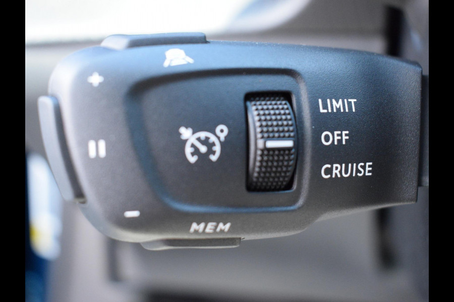 Peugeot 2008 1.2 Hybrid 136 GT | Stoelverwarming | Parkeersensoren + camera V + A | Navigatie | Massage stoelen Peugeot 2008 1.2 Hybrid 136 GT | Stoelverwarming | Parkeersensoren + camera V + A | Navigatie | Massage stoelen