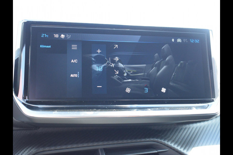 Peugeot 2008 1.2 Hybrid 136 GT | Stoelverwarming | Parkeersensoren + camera V + A | Navigatie | Massage stoelen Peugeot 2008 1.2 Hybrid 136 GT | Stoelverwarming | Parkeersensoren + camera V + A | Navigatie | Massage stoelen