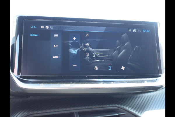 Peugeot 2008 1.2 Hybrid 136 GT | Stoelverwarming | Parkeersensoren + camera V + A | Navigatie | Massage stoelen Peugeot 2008 1.2 Hybrid 136 GT | Stoelverwarming | Parkeersensoren + camera V + A | Navigatie | Massage stoelen