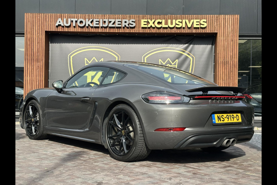 Porsche 718 Cayman 2.0 Sportchrono Adapt. Cruise BOSE Stuurverw. CarPlay Keyless LED 20”LM Agaatgrijs Porsche 718 Cayman 2.0 Sportchrono Adapt. Cruise BOSE Stuurverw. CarPlay Keyless LED 20”LM Agaatgrijs