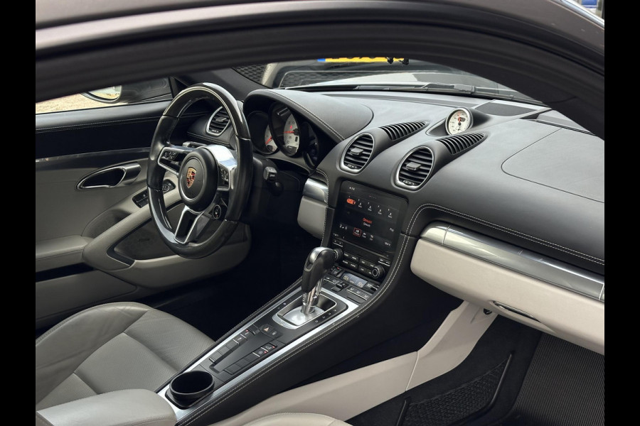 Porsche 718 Cayman 2.0 Sportchrono Adapt. Cruise BOSE Stuurverw. CarPlay Keyless LED 20”LM Agaatgrijs Porsche 718 Cayman 2.0 Sportchrono Adapt. Cruise BOSE Stuurverw. CarPlay Keyless LED 20”LM Agaatgrijs