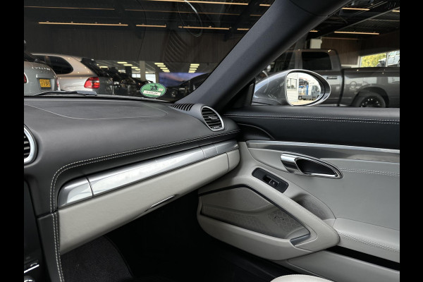 Porsche 718 Cayman 2.0 Sportchrono Adapt. Cruise BOSE Stuurverw. CarPlay Keyless LED 20”LM Agaatgrijs Porsche 718 Cayman 2.0 Sportchrono Adapt. Cruise BOSE Stuurverw. CarPlay Keyless LED 20”LM Agaatgrijs