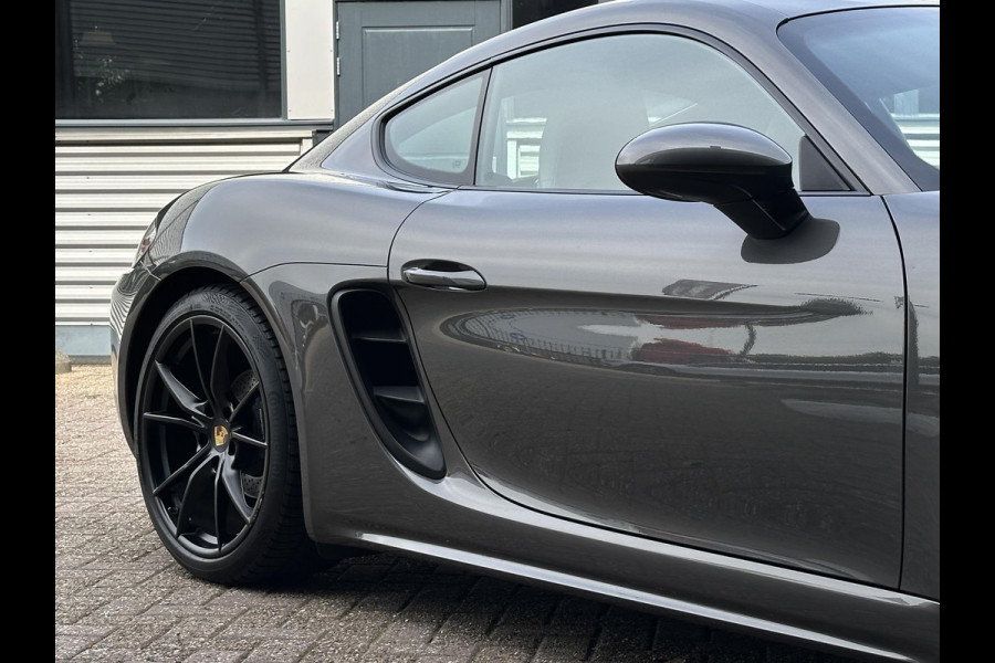 Porsche 718 Cayman 2.0 Sportchrono Adapt. Cruise BOSE Stuurverw. CarPlay Keyless LED 20”LM Agaatgrijs Porsche 718 Cayman 2.0 Sportchrono Adapt. Cruise BOSE Stuurverw. CarPlay Keyless LED 20”LM Agaatgrijs