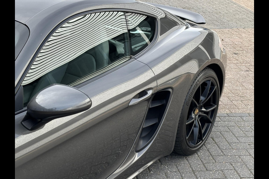 Porsche 718 Cayman 2.0 Sportchrono Adapt. Cruise BOSE Stuurverw. CarPlay Keyless LED 20”LM Agaatgrijs Porsche 718 Cayman 2.0 Sportchrono Adapt. Cruise BOSE Stuurverw. CarPlay Keyless LED 20”LM Agaatgrijs