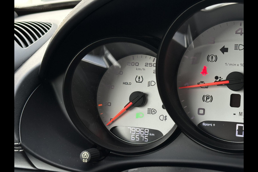 Porsche 718 Cayman 2.0 Sportchrono Adapt. Cruise BOSE Stuurverw. CarPlay Keyless LED 20”LM Agaatgrijs Porsche 718 Cayman 2.0 Sportchrono Adapt. Cruise BOSE Stuurverw. CarPlay Keyless LED 20”LM Agaatgrijs