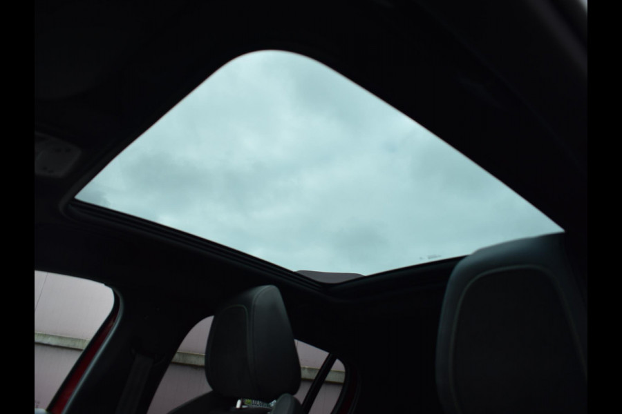 Peugeot e-208 EV GT Pack 50 kWh 3 FASE | PANODAK | ACHTERUITRIJCAMERA MET SENSOREN | NAVI & CARPLAY | E.C.C. |