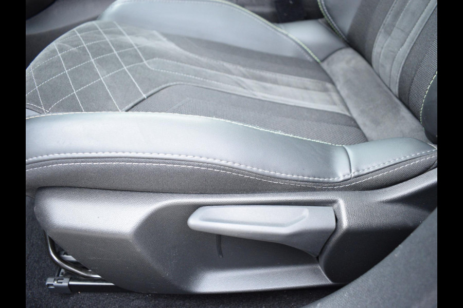 Peugeot e-208 EV GT Pack 50 kWh 3 FASE | PANODAK | ACHTERUITRIJCAMERA MET SENSOREN | NAVI & CARPLAY | E.C.C. |