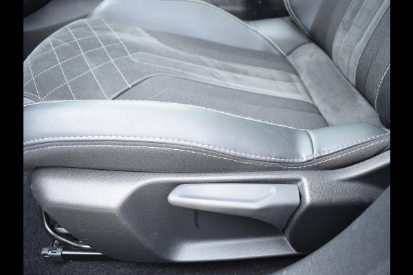 Peugeot e-208 EV GT Pack 50 kWh 3 FASE | PANODAK | ACHTERUITRIJCAMERA MET SENSOREN | NAVI & CARPLAY | E.C.C. |