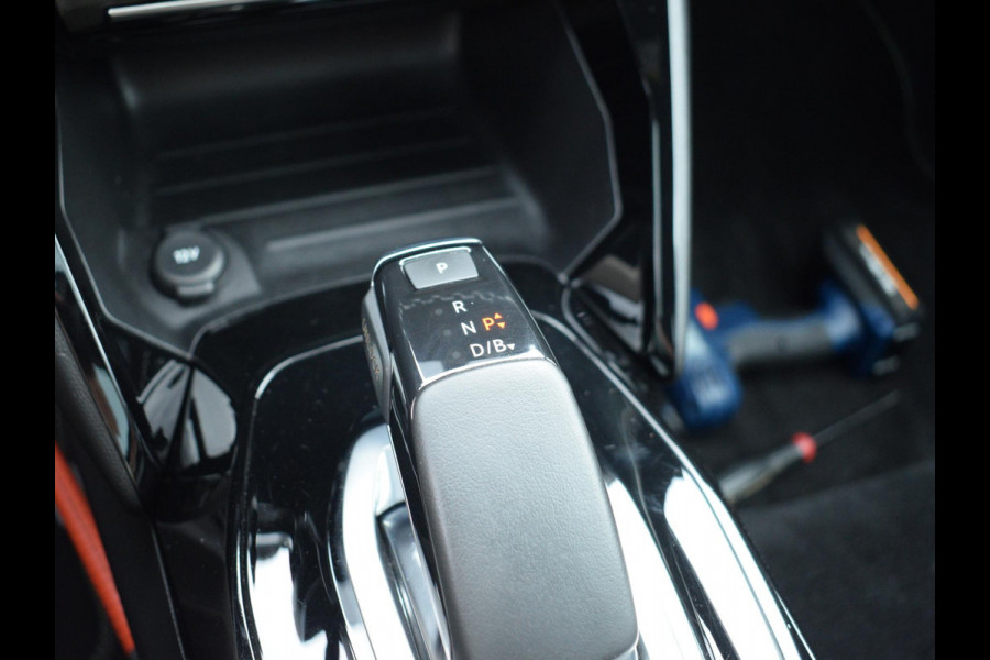 Peugeot e-208 EV GT Pack 50 kWh 3 FASE | PANODAK | ACHTERUITRIJCAMERA MET SENSOREN | NAVI & CARPLAY | E.C.C. |