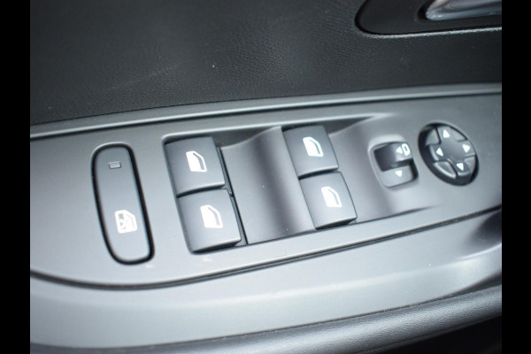 Peugeot e-208 EV GT Pack 50 kWh 3 FASE | PANODAK | ACHTERUITRIJCAMERA MET SENSOREN | NAVI & CARPLAY | E.C.C. |