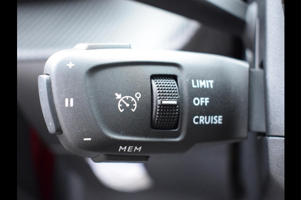 Peugeot e-208 EV GT Pack 50 kWh 3 FASE | PANODAK | ACHTERUITRIJCAMERA MET SENSOREN | NAVI & CARPLAY | E.C.C. |