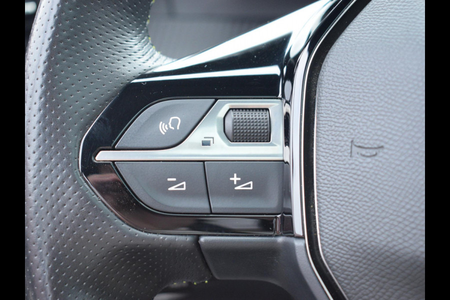 Peugeot e-208 EV GT Pack 50 kWh 3 FASE | PANODAK | ACHTERUITRIJCAMERA MET SENSOREN | NAVI & CARPLAY | E.C.C. |