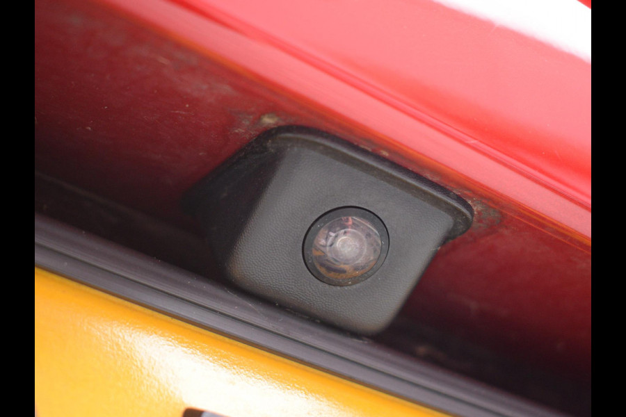 Peugeot e-208 EV GT Pack 50 kWh 3 FASE | PANODAK | ACHTERUITRIJCAMERA MET SENSOREN | NAVI & CARPLAY | E.C.C. |