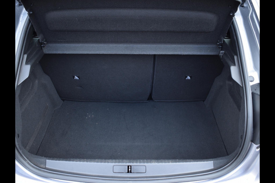 Peugeot e-208 EV Allure 50 kWh 3 FASE | NAVIGATIE & CARPLAY | PARKEERSENSOREN | E.C.C. | Peugeot e-208 EV Allure 50 kWh 3 FASE | NAVIGATIE & CARPLAY | PARKEERSENSOREN | E.C.C. |