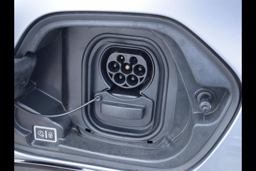 Peugeot e-208 EV Allure 50 kWh 3 FASE | NAVIGATIE & CARPLAY | PARKEERSENSOREN | E.C.C. | Peugeot e-208 EV Allure 50 kWh 3 FASE | NAVIGATIE & CARPLAY | PARKEERSENSOREN | E.C.C. |