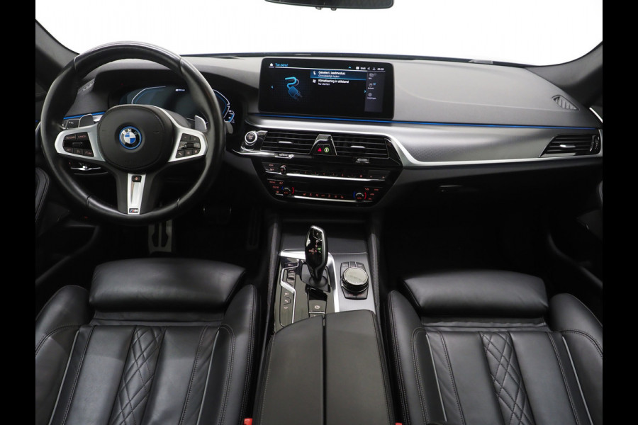 BMW 5 Serie Touring 520e M Sport Shadow | Panoramadak | Harman/Kardon | 360 | Keyless | Head Up | Trekhaak