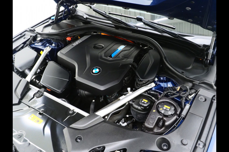 BMW 5 Serie Touring 520e M Sport Shadow | Panoramadak | Harman/Kardon | 360 | Keyless | Head Up | Trekhaak