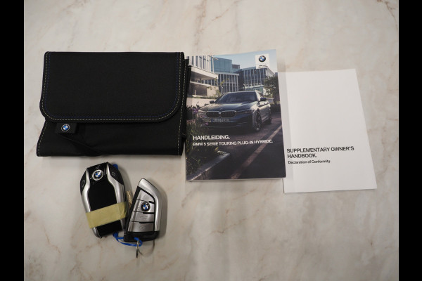 BMW 5 Serie Touring 520e M Sport Shadow | Panoramadak | Harman/Kardon | 360 | Keyless | Head Up | Trekhaak