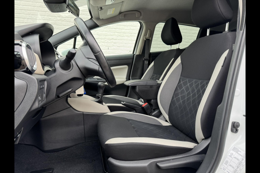 Nissan Micra 0.9 IG-T N-Connecta Cruise control Climate control Navigatie DAB Bluetooth Parkeersensor Nissan Micra 0.9 IG-T N-Connecta Cruise control Climate control Navigatie DAB Bluetooth Parkeersensor