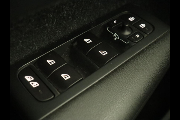 Volvo XC40 2.0 T4 Inscription | Panoramadak | Leder | Trekhaak | Stoelverwarming | Camera | Adaptive cruise | Keyless | Navigatie | 19'' lichtmetalen velgen Volvo XC40 2.0 T4 Inscription | Panoramadak | Leder | Trekhaak | Stoelverwarming | Camera | Adaptive cruise | Keyless | Navigatie | 19'' lichtmetalen velgen