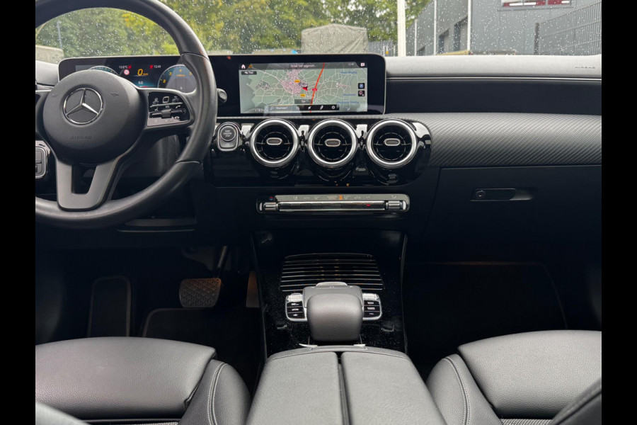 Mercedes-Benz A-Klasse A180 BUSINESS SOLUTION STOELVERWARMING FULL SCREEN NEDERLANDSE AUTO TREKHAAK NAP EERSTE EIGENAAR