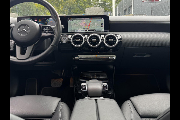 Mercedes-Benz A-Klasse A180 BUSINESS SOLUTION STOELVERWARMING FULL SCREEN NEDERLANDSE AUTO TREKHAAK NAP EERSTE EIGENAAR