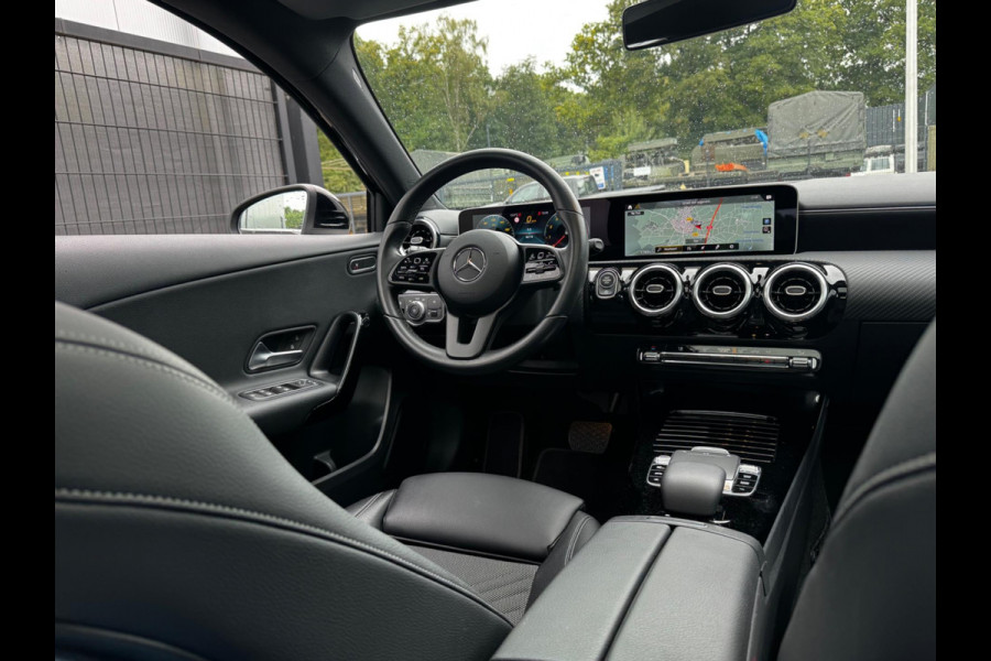 Mercedes-Benz A-Klasse A180 BUSINESS SOLUTION STOELVERWARMING FULL SCREEN NEDERLANDSE AUTO TREKHAAK NAP EERSTE EIGENAAR