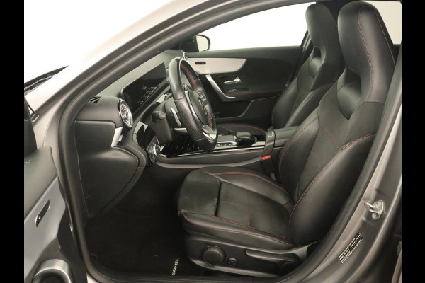Mercedes-Benz A-Klasse 180 Business Solution AMG | Panoramadak | Stoelverwarming | Leder/Alcantara | Camera | Navigatie | Widescreen | Designo Mountaingrijs Magno