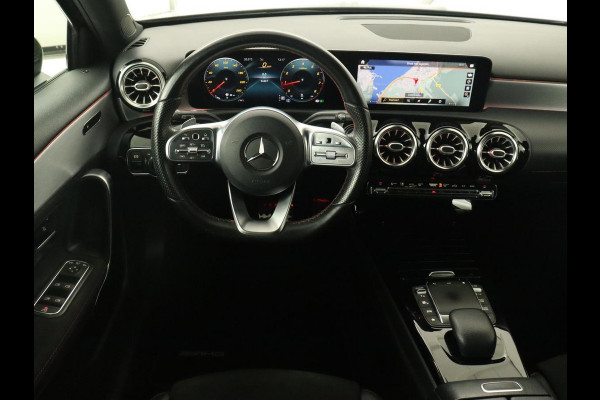 Mercedes-Benz A-Klasse 180 Business Solution AMG | Panoramadak | Stoelverwarming | Leder/Alcantara | Camera | Navigatie | Widescreen | Designo Mountaingrijs Magno
