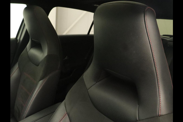 Mercedes-Benz A-Klasse 180 Business Solution AMG | Panoramadak | Stoelverwarming | Leder/Alcantara | Camera | Navigatie | Widescreen | Designo Mountaingrijs Magno