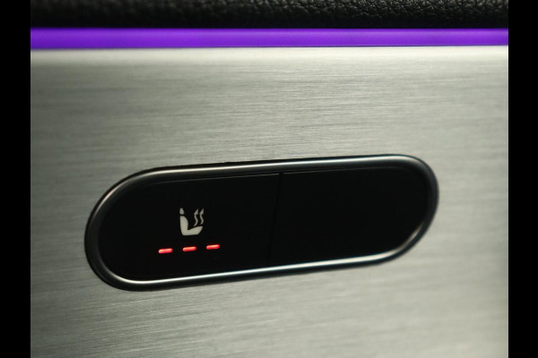 Mercedes-Benz A-Klasse 180 Business Solution AMG | Panoramadak | Stoelverwarming | Leder/Alcantara | Camera | Navigatie | Widescreen | Designo Mountaingrijs Magno